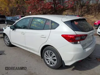 2022 Subaru Impreza z VIN 4S3GTAB66N3710829, wystawiony jako IAAI lot #40670278 z przebiegiem 35 718 mil mil oraz . Historia ofert i sprzedaży dostępna na DreamBid. Obrazek 3.