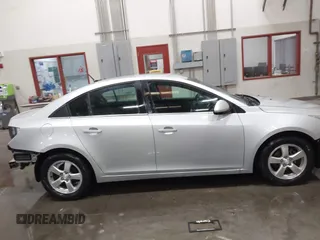 2014 Chevrolet Cruze 1LT z VIN 1G1PC5SB8E7117110, wystawiony jako IAAI lot #42224375 z przebiegiem 81 921 mil mil oraz . Historia ofert i sprzedaży dostępna na DreamBid. Obrazek 14.