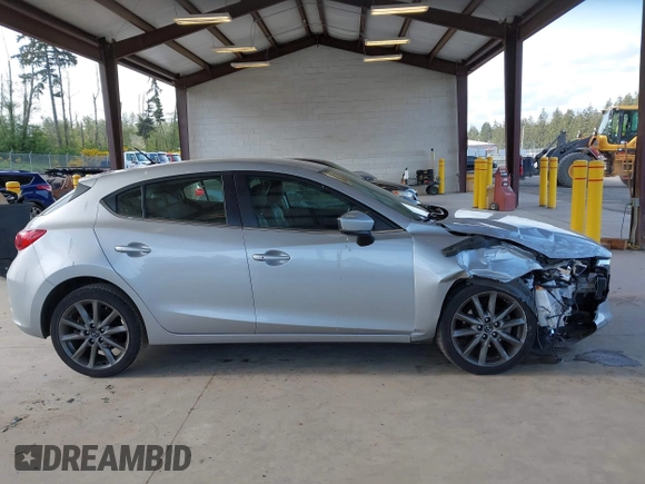 2018 Mazda 3 Touring z VIN 3MZBN1L37JM201797, wystawiony jako IAAI lot #42258756 z przebiegiem 80 593 mil mil oraz . Historia ofert i sprzedaży dostępna na DreamBid. Obrazek 13.