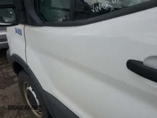 2018 Ford Transit z VIN 1FTYR1YM2JKB43849, wystawiony jako IAAI lot #42642845 z przebiegiem 106 463 mil mil oraz . Historia ofert i sprzedaży dostępna na DreamBid. Obrazek 20.