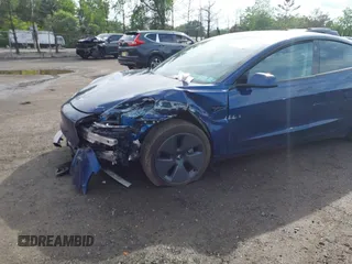 2022 Tesla Model 3 Long Range z VIN 5YJ3E1EB2NF193808, wystawiony jako IAAI lot #42281993 z przebiegiem 40 340 mil mil oraz . Historia ofert i sprzedaży dostępna na DreamBid. Obrazek 6.