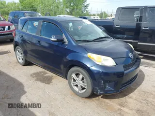 2008 Scion xD z VIN JTKKU10478J008505, wystawiony jako IAAI lot #42260203 z przebiegiem 220 974 mil mil oraz . Historia ofert i sprzedaży dostępna na DreamBid. Obrazek 1.