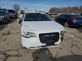 2017 Chrysler 300 Limited z VIN 2C3CCARG1HH610415, wystawiony jako Copart lot #43934085 z przebiegiem 162 614 mil mil oraz Szkoda całkowita • Salvage title. Historia ofert i sprzedaży dostępna na DreamBid. Obrazek 5.