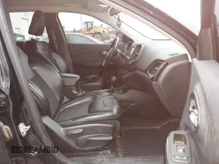 2019 Jeep Cherokee Latitude Plus z VIN 1C4PJLLB8KD396345, wystawiony jako IAAI lot #41201994 z przebiegiem 63 947 mil mil oraz . Historia ofert i sprzedaży dostępna na DreamBid. Obrazek 5.