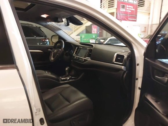 2017 Toyota Highlander XLE with VIN 5TDJZRFH8HS457014, listed as a IAAI auction lot 41361567 with 38,085 mi miles. Bid and sale history available at carsss.com. Image 5.