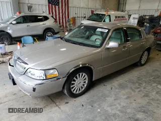 2003 Lincoln Town Car Signature z VIN 1LNHM82W13Y660122, wystawiony jako Copart lot #51790595 z przebiegiem 151 371 mil mil oraz Nie do naprawy. Historia ofert i sprzedaży dostępna na DreamBid. Obrazek 1.
