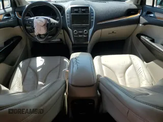 2017 Lincoln MKC Select z VIN 5LMCJ2C96HUL19657, wystawiony jako Copart lot #54157965 z przebiegiem 142 646 mil mil oraz Szkoda całkowita • Salvage title. Historia ofert i sprzedaży dostępna na DreamBid. Obrazek 8.
