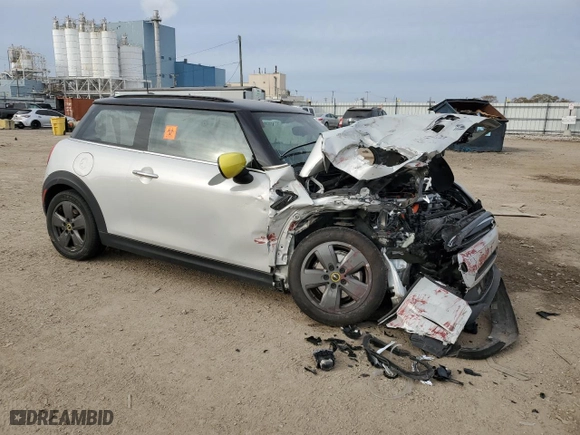 2022 MINI Hardtop 2 Door Cooper SE with VIN WMW13DJ08N2R47362, listed as a Copart auction lot 80726734 with 0 mi miles and Salvage Title. Bid and sale history available at carsss.com. Image 4.