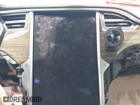 2014 Tesla Model S 60 with VIN 5YJSA1H14EFP63897, listed as a IAAI auction lot 42713272 with Not provided miles and . Bid and sale history available at DreamBid. Image 7.