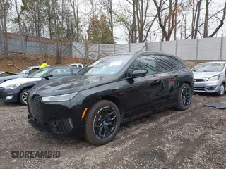 2025 BMW iX xDrive50 z VIN WB523CF00SCT84335, wystawiony jako IAAI lot #42002627 z przebiegiem 3241 mil mil oraz . Historia ofert i sprzedaży dostępna na DreamBid. Obrazek 2.