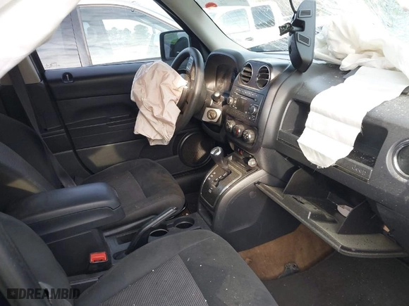 2016 Jeep Patriot Sport with VIN 1C4NJPBB8GD682090, listed as a IAAI auction lot 41915040 with 155,284 mi miles. Bid and sale history available at carsss.com. Image 5.