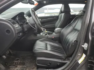 2020 Chrysler 300 S z VIN 2C3CCABG7LH128468, wystawiony jako Copart lot #44922825 z przebiegiem 33 604 mil mil oraz Szkoda całkowita • Salvage title. Historia ofert i sprzedaży dostępna na DreamBid. Obrazek 7.