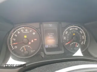 2018 Toyota Tacoma SR z VIN 5TFRX5GN2JX105908, wystawiony jako Copart lot #48301235 z przebiegiem 73 139 mil mil oraz Szkoda całkowita • Salvage title. Historia ofert i sprzedaży dostępna na DreamBid. Obrazek 9.