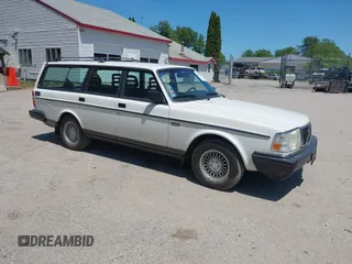 1993 Volvo 240 с VIN YV1AW8803P1949546, выставлен на аукционе IAAI как лот 42411136 с пробегом 225 859 миль миль и . История ставок и продаж доступна на DreamBid. Изображение 1.
