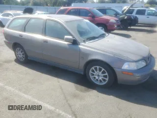 2004 Volvo V40 z VIN YV1VW27564F038086, wystawiony jako Copart lot #69464094 z przebiegiem 223 544 mil mil oraz Tytuł czysty. Historia ofert i sprzedaży dostępna na DreamBid. Obrazek 4.
