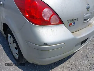 2010 Nissan Versa S z VIN 3N1BC1CP4AL427705, wystawiony jako IAAI lot #42469286 z przebiegiem 162 857 mil mil oraz . Historia ofert i sprzedaży dostępna na DreamBid. Obrazek 14.