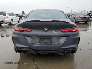 2022 BMW M8 Competition z VIN WBSGV0C07NCH63243, wystawiony jako Copart lot #82202603 z przebiegiem 42 329 mil mil oraz . Historia ofert i sprzedaży dostępna na DreamBid. Obrazek 6.