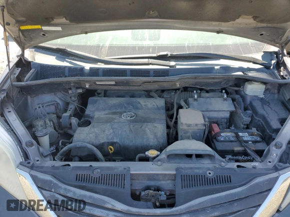 2011 Toyota Sienna XLE z VIN 5TDDK3DC2BS012927, wystawiony jako Copart lot #54073135 z przebiegiem 307 546 mil mil oraz Szkoda całkowita • Salvage title. Historia ofert i sprzedaży dostępna na DreamBid. Obrazek 12.