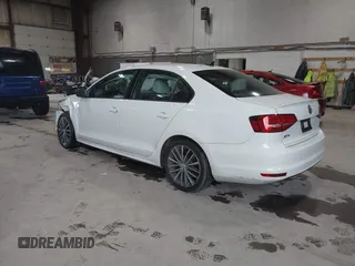 2015 Volkswagen Jetta SE z VIN 3VWD17AJ2FM427343, wystawiony jako IAAI lot #42520443 z przebiegiem 60 409 mil mil oraz . Historia ofert i sprzedaży dostępna na DreamBid. Obrazek 3.