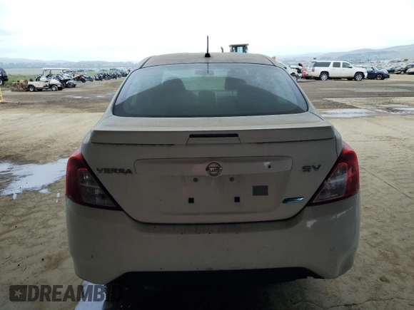 2015 Nissan Versa SV z VIN 3N1CN7AP5FL898483, wystawiony jako Copart lot #53100565 z przebiegiem 173 488 mil mil oraz Szkoda całkowita • Salvage title. Historia ofert i sprzedaży dostępna na DreamBid. Obrazek 6.