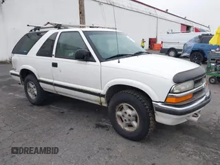 2000 Chevrolet Blazer LS z VIN 1GNCT18W6YK294336, wystawiony jako IAAI lot #41337457 z przebiegiem 239 294 mil mil oraz . Historia ofert i sprzedaży dostępna na DreamBid. Obrazek 1.