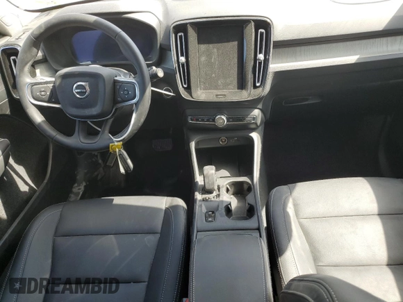 2025 Volvo XC40 Core Bright Theme z VIN YV4L12UJ4S2520540, wystawiony jako Copart lot #60871675 z przebiegiem 5 949 mil mil oraz Szkoda całkowita • Salvage title. Historia ofert i sprzedaży dostępna na DreamBid. Obrazek 8.