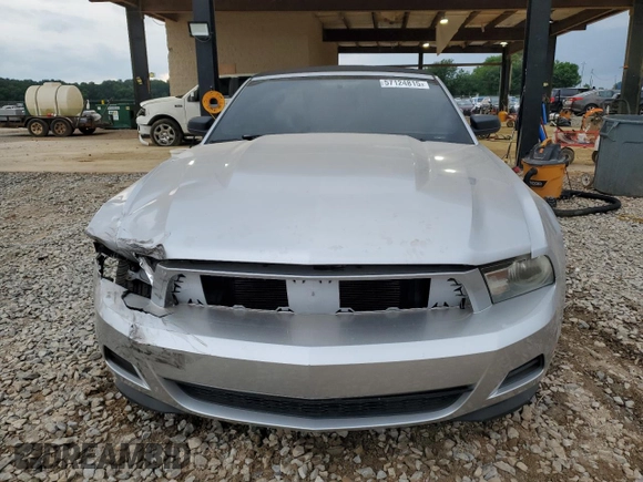 2012 Ford Mustang V6 z VIN 1ZVBP8EM4C5265359, wystawiony jako Copart lot #57124815 z przebiegiem 169 977 mil mil oraz Szkoda całkowita • Salvage title. Historia ofert i sprzedaży dostępna na DreamBid. Obrazek 5.