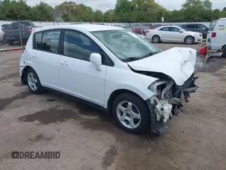 2009 Nissan Versa S z VIN 3N1BC13E29L372004, wystawiony jako IAAI lot #42238770 z przebiegiem 100 951 mil mil oraz . Historia ofert i sprzedaży dostępna na DreamBid. Obrazek 1.