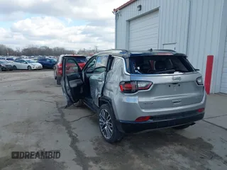 2022 Jeep Compass Limited z VIN 3C4NJDCB8NT115480, wystawiony jako IAAI lot #41677377 z przebiegiem 66 451 mil mil oraz . Historia ofert i sprzedaży dostępna na DreamBid. Obrazek 3.