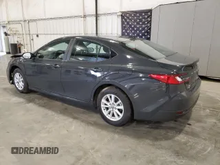 2025 Toyota Camry LE z VIN 4T1DBADK1SU004983, wystawiony jako Copart lot #57421665 z przebiegiem 8 122 mil mil oraz Czysty tytuł • Clean title. Historia ofert i sprzedaży dostępna na DreamBid. Obrazek 2.