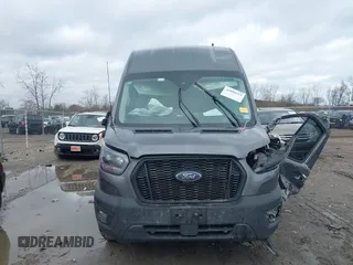 2023 Ford Transit Cargo z VIN 1FTBW3X86PKC01923, wystawiony jako IAAI lot #41886513 z przebiegiem 148 658 mil mil oraz . Historia ofert i sprzedaży dostępna na DreamBid. Obrazek 12.