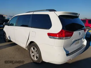 2014 Toyota Sienna LE AAS z VIN 5TDKK3DC9ES460142, wystawiony jako IAAI lot #42140187 z przebiegiem 150 616 mil mil oraz . Historia ofert i sprzedaży dostępna na DreamBid. Obrazek 3.
