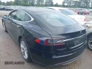 2013 Tesla Model S с VIN 5YJSA1DG7DFP26402, выставлен на аукционе IAAI как лот 42195726 с пробегом 100 890 миль миль и . История ставок и продаж доступна на DreamBid. Изображение 3.
