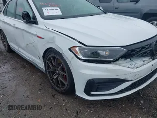 2020 Volkswagen Jetta GLI S z VIN 3VW5T7BU9LM091404, wystawiony jako IAAI lot #42300830 z przebiegiem 46 851 mil mil oraz . Historia ofert i sprzedaży dostępna na DreamBid. Obrazek 6.