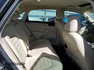 2017 Volkswagen Passat SEL Premium z VIN 1VWCT7A32HC077806, wystawiony jako Copart lot #47272815 z przebiegiem 127 040 mil mil oraz Szkoda całkowita • Salvage title. Historia ofert i sprzedaży dostępna na DreamBid. Obrazek 10.