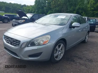 2013 Volvo S60 T5 Premier z VIN YV1612FS1D2181416, wystawiony jako IAAI lot #42173647 z przebiegiem 119 150 mil mil oraz . Historia ofert i sprzedaży dostępna na DreamBid. Obrazek 2.