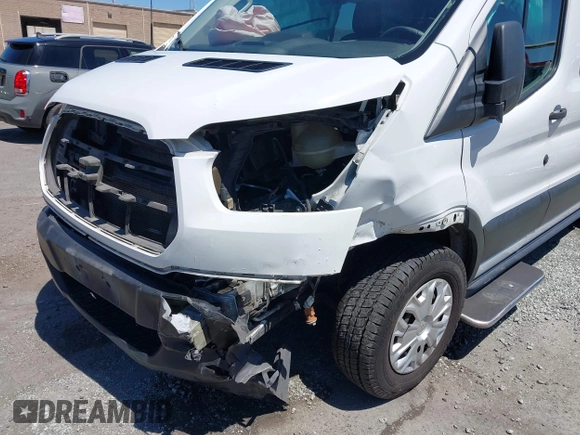 2019 Ford Transit Passenger XL z VIN 1FBZX2YM2KKA61349, wystawiony jako IAAI lot #42342349 z przebiegiem 106 593 mil mil oraz . Historia ofert i sprzedaży dostępna na DreamBid. Obrazek 6.