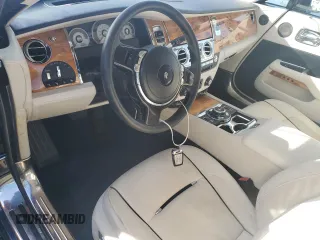 2014 Rolls-Royce Wraith z VIN SCA665C55EUX84597, wystawiony jako Copart lot #79843344 z przebiegiem Nie podano mil oraz Szkody całkowita. Historia ofert i sprzedaży dostępna na DreamBid. Obrazek 8.