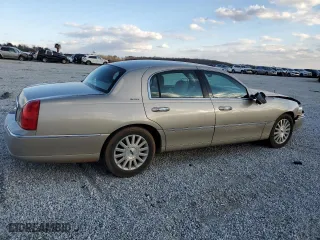 2004 Lincoln Town Car Signature with VIN 1LNHM81W84Y652800, listed as a Copart auction lot 42411335 with 110,758 mi miles and Salvage Title. Bid and sale history available at carsss.com. Image 3.
