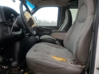 2003 Chevrolet Express Cargo z VIN 1GCHG35UX31215671, wystawiony jako Copart lot #47571675 z przebiegiem Nie podano mil oraz Szkoda całkowita • Salvage title. Historia ofert i sprzedaży dostępna na DreamBid. Obrazek 11.