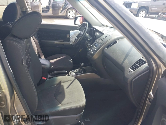 2013 Kia Soul + z VIN KNDJT2A63D7607176, wystawiony jako IAAI lot #42106454 z przebiegiem 130 814 mil mil oraz . Historia ofert i sprzedaży dostępna na DreamBid. Obrazek 5.