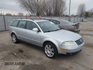 2005 Volkswagen Passat z VIN WVWCD63B55E132974, wystawiony jako IAAI lot #41755346 z przebiegiem 68 295 mil mil oraz . Historia ofert i sprzedaży dostępna na DreamBid. Obrazek 1.