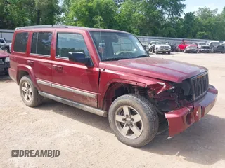 2008 Jeep Commander Sport z VIN 1J8HG48K08C232970, wystawiony jako IAAI lot #42014357 z przebiegiem 136 006 mil mil oraz . Historia ofert i sprzedaży dostępna na DreamBid. Obrazek 1.