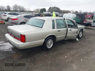 1997 Lincoln Town Car Signature z VIN 1LNLM82W8VY759792, wystawiony jako IAAI lot #41730026 z przebiegiem 60 198 mil mil oraz . Historia ofert i sprzedaży dostępna na DreamBid. Obrazek 4.