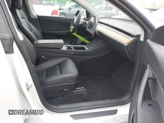 2022 Tesla Model Y Long Range z VIN 7SAYGDEE7NF389788, wystawiony jako IAAI lot #42014111 z przebiegiem 37 606 mil mil oraz . Historia ofert i sprzedaży dostępna na DreamBid. Obrazek 5.