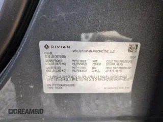 2025 Rivian R1T Adventure z VIN 7FCTGBAA6SN035587, wystawiony jako Copart lot #49142625 z przebiegiem Nie podano mil oraz Szkody całkowita. Historia ofert i sprzedaży dostępna na DreamBid. Obrazek 12.