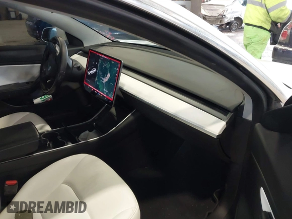 2020 Tesla Model 3 Long Range z VIN 5YJ3E1EB9LF622214, wystawiony jako IAAI lot #41351132 z przebiegiem 133 805 mil mil oraz . Historia ofert i sprzedaży dostępna na DreamBid. Obrazek 5.