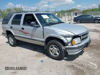 1997 Chevrolet Blazer LS z VIN 1GNDT13W0V2244474, wystawiony jako IAAI lot #42378697 z przebiegiem 105 934 mil mil oraz . Historia ofert i sprzedaży dostępna na DreamBid. Obrazek 1.