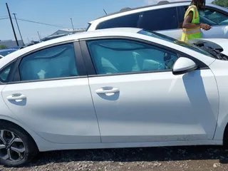 2019 Kia Forte LXS z VIN 3KPF24AD2KE098665, wystawiony jako IAAI lot #42623214 z przebiegiem 124 857 mil mil oraz . Historia ofert i sprzedaży dostępna na DreamBid. Obrazek 13.
