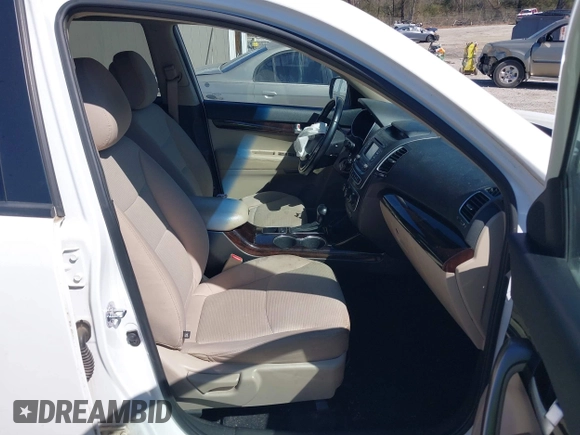 2014 Kia Sorento LX with VIN 5XYKT4A68EG521124, listed as a IAAI auction lot 41670919 with 181,722 mi miles. Bid and sale history available at carsss.com. Image 5.